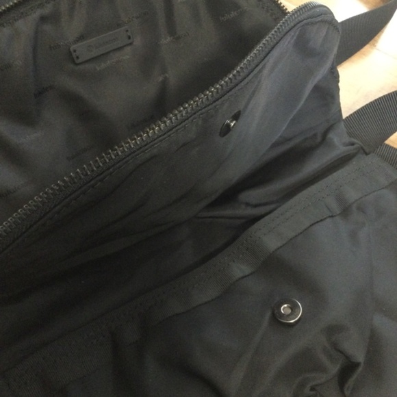 Black Lululemon crossbody bag - Picture 4 of 4